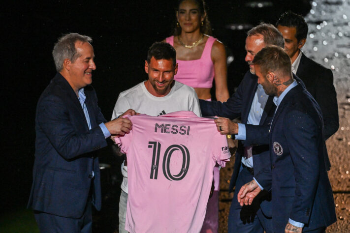 O momento em que Messi recebeu a camisa 10 do Inter Miami, das mãos dos mandatários do clube. 