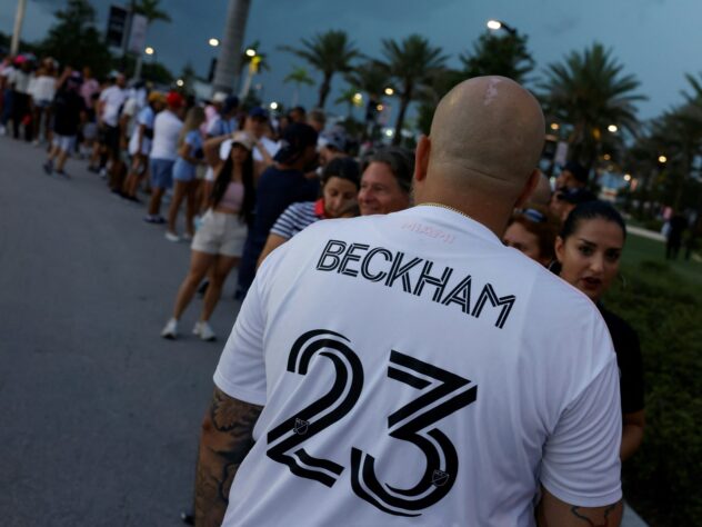 Alguns torcedores resolveram vestir a camisa com o nome de David Beckham, proprietário do Inter Miami. 