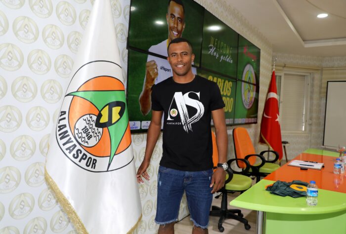 FECHADO - Carlos Eduardo, atacante com passagens por Goiás, Palmeiras, Athletico-PR e Bragantino também foi apresentado pelo Alanyaspor. O jogador assinou com o clube turco até 2026 e o Verdão ainda fica com 20% do 'passe' do atleta. 