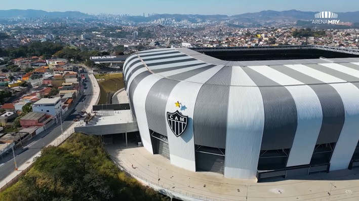 A capacidade máxima do estádio é de 46 mil pessoas. Para separar os jogadores do campo, um vidro de 1,10 metros foi instalado e, para proporcionar pressão ao adversário, o estádio foi projetado de modo a deixar os torcedores próximos do campo. 