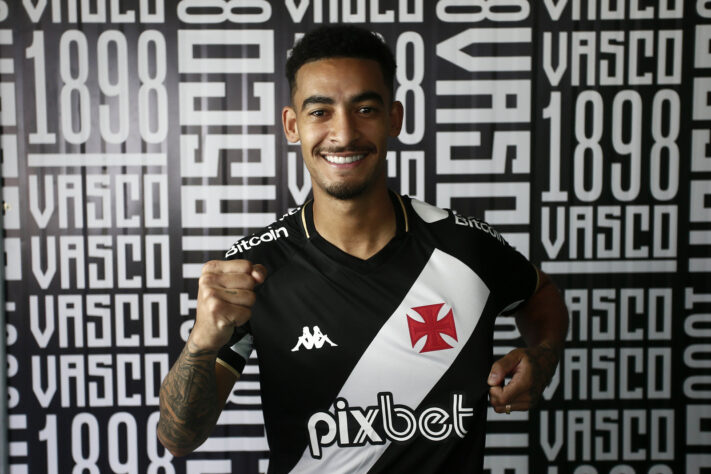 FECHADO - O Vasco anunciou o sétimo reforço para o restante da temporada. Trata-se do lateral-esquerdo Jefferson. O jogador está cedido por empréstimo pelo Atlético-GO até abril de 2024. Pelo empréstimo, o clube carioca vai pagar R$ 300 mil de forma imediata. Jefferson chega para ser o reserva imediato Lucas Piton.