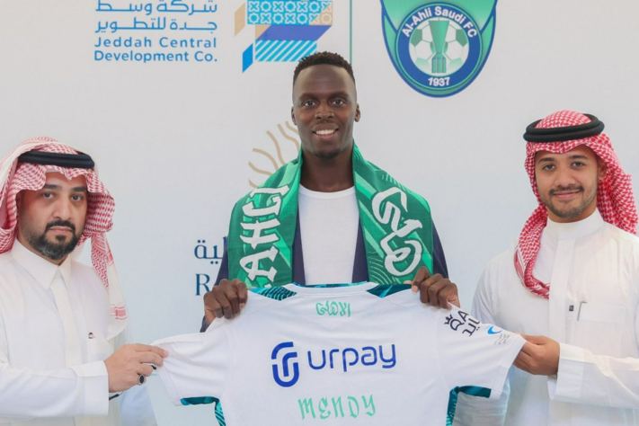 Mendy - Saiu do Chelsea (ING) para o Al-Ahli por 18,5 milhões de euros (R$ 100 milhões).