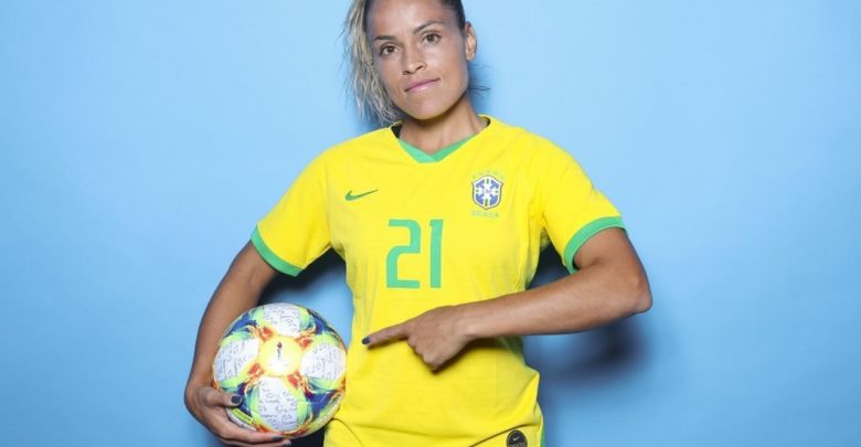 Mônica Hickman: A zagueira já foi convocada para três edições do mundial, em 2015, 2019 e 2023.