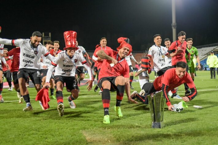 Patronato no dia da celebração de título de ponta: a conquista da Copa da Argentina levou a equipe à Libertadores de 2023.