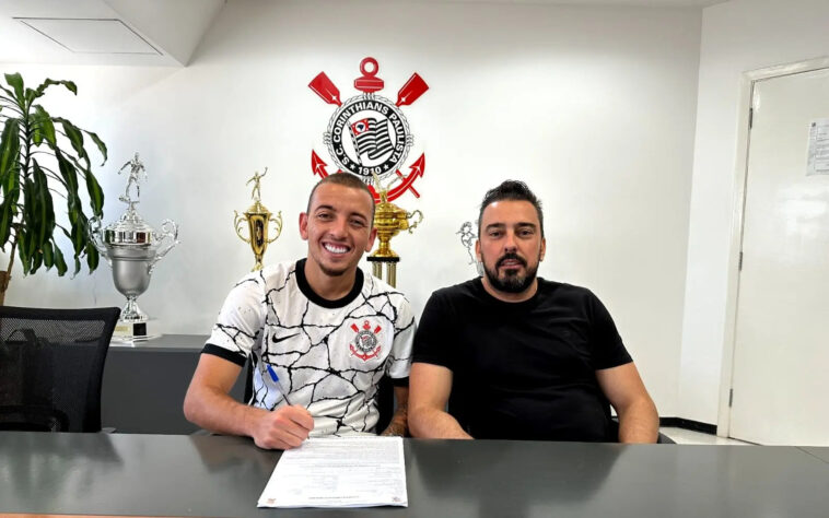 FECHADO - Pivô de confusão na reta final do jogo entre Corinthians e Universitario (Peru) pela Sul-Americana, o volante Ryan assinou sua renovação de contrato com o Corinthians. O novo vínculo do jovem com o Alvinegro tem duração até junho de 2026. 