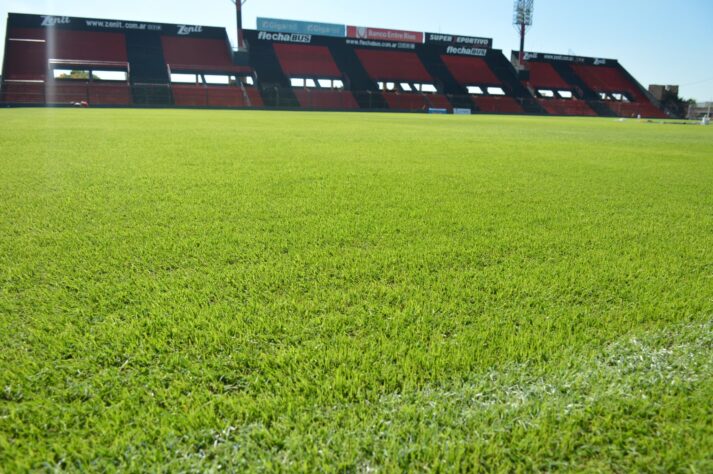 O estádio homenageia o fundador do clube. O Patronato tem origem religiosa: Club Atlético Patronato de la Juventud Católica.