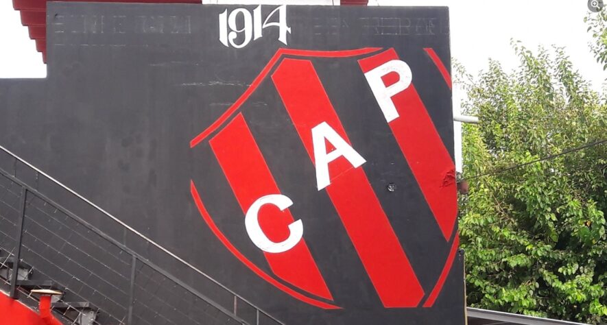 Destaque do escudo do clube na arquibancada do estádio.