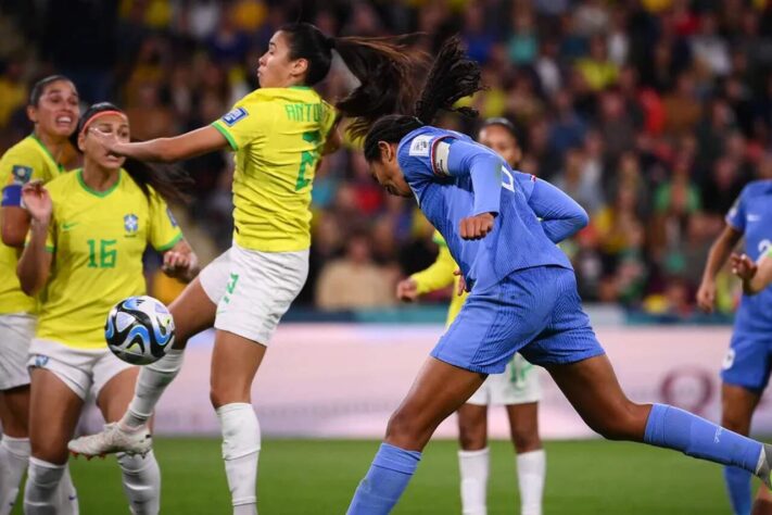 Na segunda partida da fase de grupos da competição, o Brasil foi derrotado pela França por 2 a 1. O gol do triunfo francês foi marcado por Wendie Renard, aos 38 minutos da segunda etapa, após falha coletiva do sistema defensivo brasileiro.