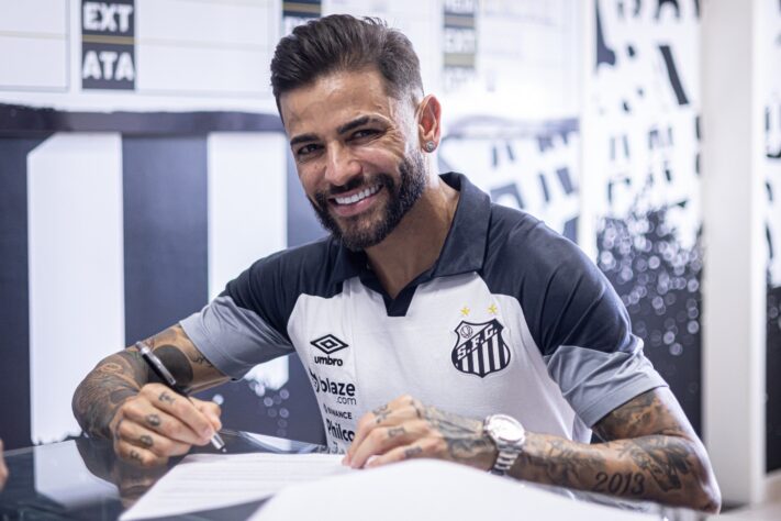 FECHADO - O Santos anunciou a chegada do lateral-direito Júnior Caiçara, que estava livre no mercado desde que deixou o Istanbul Basaksehir, da Turquia, em fevereiro deste ano. O contrato do defensor com o Peixe tem duração até o fim do Brasileirão. Júnior Caiçara é o sétimo reforço do Santos nesta janela. 