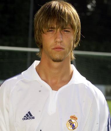 Guti (Espanha): com passagens por Real Madrid (Espanha) e Besiktas (Turquia), o meia se aposentou em setembro de 2012. Guti conquistou três Ligas dos Campeões (1997-98, 1999-00 e 2001-02) e cinco Campeonatos Espanhóis (1996-97, 2001-02, 2002-03, 2006-07 e 2007-08).