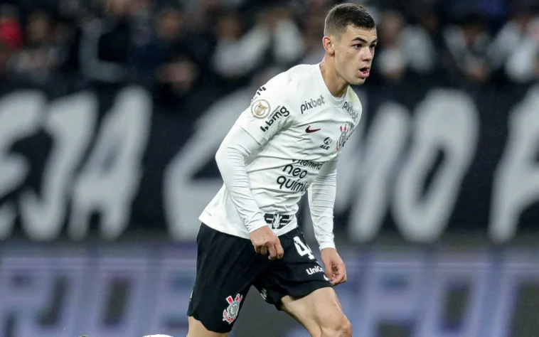 ESQUENTOU - O volante Gabriel Moscardo deve ser a próxima revelação da lista que o Corinthians deve vender para o futebol europeu. E o Chelsea, da Inglaterra, desponta como um possível destino. Giuliano Bertolucci, empresário que representa o jogador, apresentou alguns materiais do meia corintiano à direção dos Blues nos últimos dias, e os ingleses se interessaram pelo atleta. A equipe inglesa, inclusive, está disposta a enviar uma proposta superior a 20 milhões de euros (R$ 107,2 mi, na cotação atual) pelo jogador. Essa oferta já foi transmitida ao estafe do atleta e deve ser apresentada ao Timão nos próximos dias para que as partes negociem algumas condições financeiras e até mesmo a distribuição de percentuais na transação. O clube do Parque São Jorge possui 80% dos direitos econômicos do atleta.