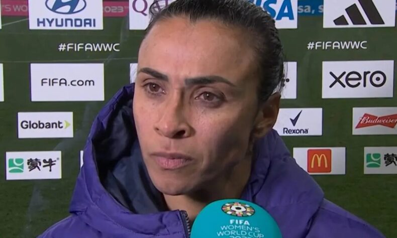 - Marta acaba por aqui, estou grata pela oportunidade que tive, e muito contente com tudo isso que vem acontecendo com o futebol feminino do nosso Brasil e do mundo. Para mim é o fim da linha agora, para elas só o começo – comentou a camisa 10 em entrevista