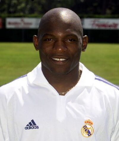 Geremi Njitap (Camarões): com passagens por Cerro Porteño (Paraguai), Real Madrid (Espanha), Chelsea (Inglaterra) e Newcastle (Inglaterra), o meia se aposentou em 2012, após defender o Larissa, da Grécia, por uma temporada. Njitap conquistou duas Ligas dos Campeões (1999-00 e 2001-02), dois Campeonatos Ingleses (2004-05 e 2005-06) e uma medalha de ouro olímpica (2000).