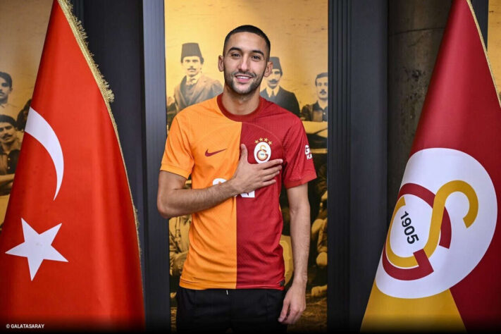 FECHADO - O Galatasaray, da Turquia, anunciou no sábado (19) a contratação do atacante Hakim Ziyech, ex-Chelsea. O contrato é de empréstimo com obrigação de compra por parte do clube turco.