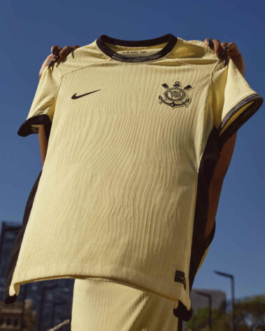 Detalhes da nova terceira camisa do Corinthians, que terá o amarelo como cor predominante.