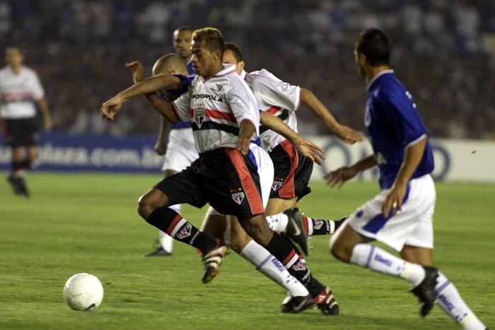 O São Paulo encara o Flamengo neste domingo (17), às 16h, no Maracanã, pelo jogo de ida da final da Copa do Brasil. Esta será a segunda vez que o Tricolor disputa a decisão do torneio nacional. A primeira foi em 2000, quando os são-paulinos foram derrotados para o Cruzeiro por 2 a 1, de virada, e acabaram ficando com o vice-campeonato. Mas afinal, por onde andam os jogadores do São Paulo na final da Copa do Brasil de 2000? O Lance! te mostra.