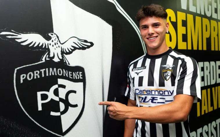 FECHADO - Quase duas semanas após a confirmação da negociação, o meia-atacante Zinho foi oficialmente anunciado pelo Portimonense nesta quarta-feira (13). O jovem de 20 anos chega ao time português por empréstimo, com duração de um ano, e opção de compra no final.