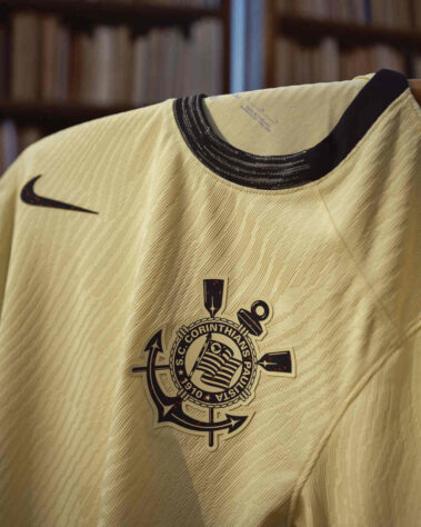 Detalhes da nova terceira camisa do Corinthians, que terá o amarelo como cor predominante.