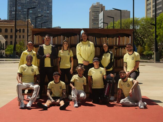 O Corinthians lançou seu novo terceiro uniforme e uma nova linha de roupas amarela, em alusão ao comício das Diretas Já em 1984, onde líderes da Democracia Corinthiana, como Sócrates e Casagrande, participaram. A estreia da nova camisa vai ocorrer no dia 22 de setembro, na partida contra o Botafogo, na Neo Química Arena. Veja mais imagens do novo manto do Timão!