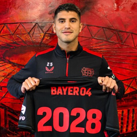 FECHADO - O meia Exequiel Palacios, campeão do mundo com a Argentina, renovou o eu contrato com o Bayer Leverkusen, da Alemanha, até 2028. Em sete jogos na temporada, o argentino já contribuiu com dois gols e duas assistências, sendo uma peça muito importante da equipe comandada por Xabi Alonso.