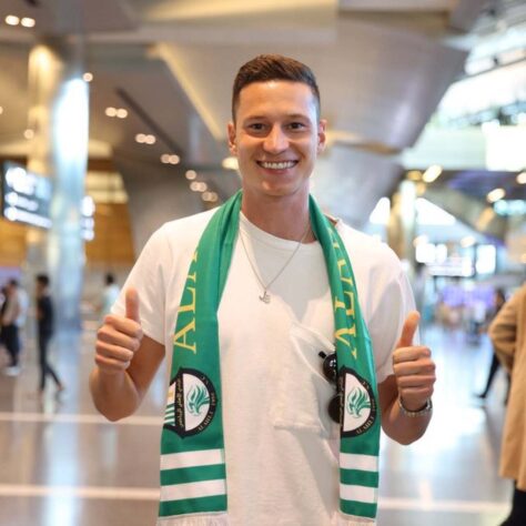 FECHADO - O Al Ahli, do Qatar, anunciou oficialmente nesta segunda-feira (18) a contratação de Julian Draxler, ex-jogador do PSG. Segundo informações da ‘Sky Sports’, da Alemanha, o clube francês recebeu cerca de 20 milhões de euros (R$ 103 milhões, na cotação atual) pelo meia. 