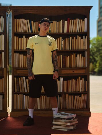 MC Hariel, torcedor declarado do Corinthians, participou da sessão de fotos para o lançamento da nova terceira camisa