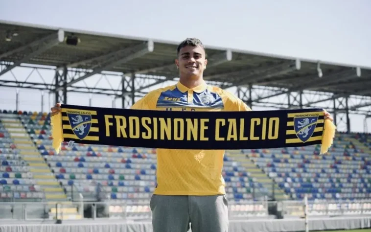 FECHADO - O meia-atacante Reinier, de 21 anos, foi apresentado na quinta-feira (7) de forma oficial pelo Frosinone, da Itália. O brasileiro, que pertence ao Real Madrid, assinou acordo de empréstimo com o clube da região do Lácio válido por uma temporada. 