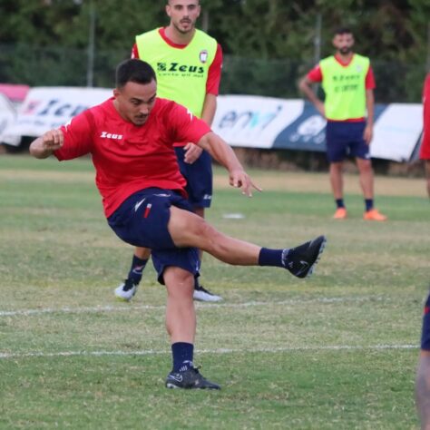 FECHADO - O volante Vinícius, da base do São Paulo, acertou sua transferência para atuar no Crotone da Itália, por três temporadas. Com 20 anos, ele está no Tricolor Paulista há 10 anos. 