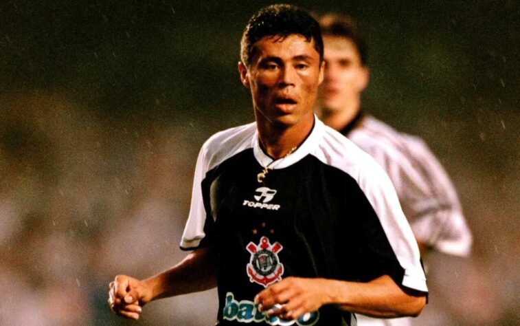 Índio (Brasil): com passagens por Corinthians, Goiás e PAOK (Grécia), o lateral se aposentou em 2016. Índio conquistou dois Campeonatos Brasileiros (1998 e 1999), dois Campeonatos Paulistas (1999 e 2001) e um Mundial de Clubes (2000).