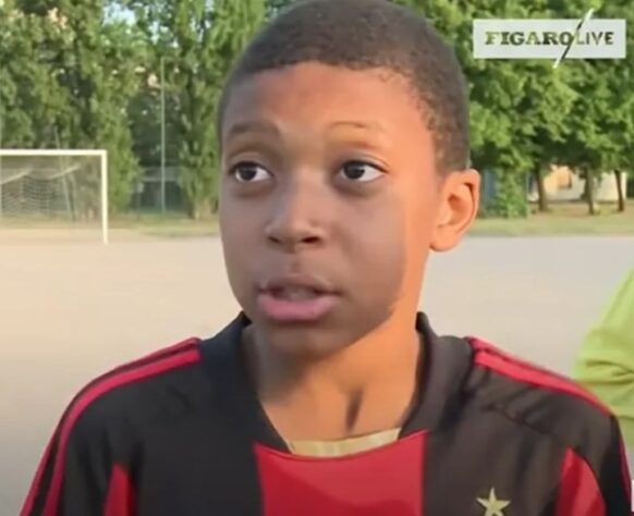 Mbappé quando criança. O então garoto, muito promissor, em treino com a camisa do Milan.