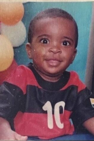 Vini Jr com a camisa do Flamengo quando criança. O hoje astro do Real Madrid acabou se formando no clube do clube do coração, o Mais Querido, pelo qual chamou atenção dos Merengues