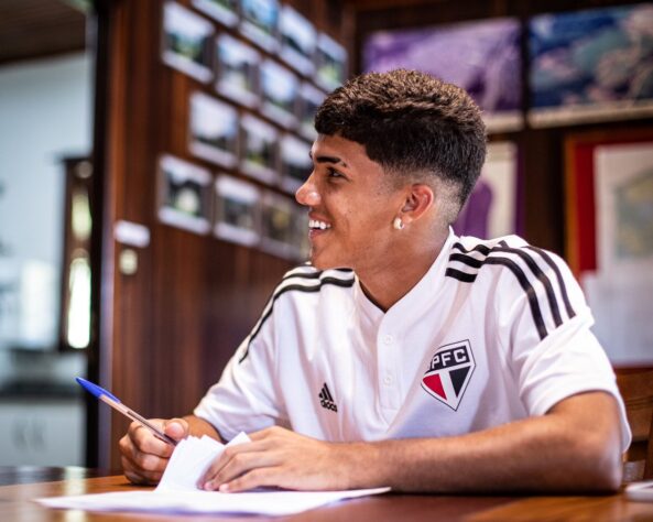 Uma das principais joias das categorias de base do São Paulo, o atacante William Gomes estreou com a camisa tricolor na derrota diante do Fluminense por 1 a 0, no Maracanã, em partida atrasada da 32ª rodada do Campeonato Brasileiro. O jovem ganhou espaço por conta das lesões que assolam o ataque da equipe dirigida por Dorival Júnior. Confira outras jóias de Cotia que, assim como William Gomes, ganharam espaço no time profissional do São Paulo ao longo dos anos: