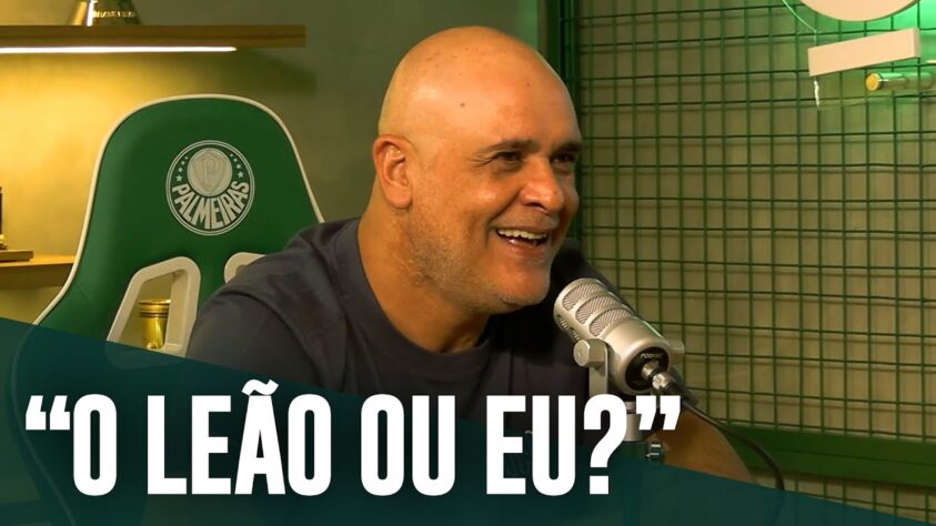 MARCOS OU LEÃO?: Em uma entrevista de Podcast, o ex-goleiro Marcos brincou de quando disse para a sua mãe que o estavam comparando com Emerson Leão: "Mãe, você viu? Estão me comparando com o Leão!" comentou Marcão, e sua mãe o respondeu: "Imagina! Chega nem aos pés! 