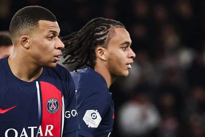 Aos 16 anos, Ethan Mbappé, irmão do craque francês, estreou como profissional na vitória do PSG por 3 a 1 contra o Metz, em duelo válido pela décima sétima rodada da Ligue 1. Com isso, Ethan atuou pela primeira vez ao lado do camisa sete em uma partida oficial. Por conta disso, o Lance! separou uma lista com irmãos que defenderam as cores da mesma equipe. Confira!