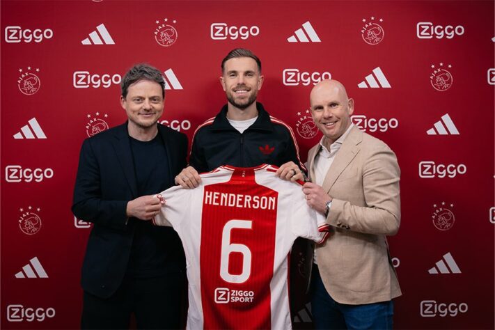 FECHADO - O meio-campista Jordan Henderson (centro), ex-capitão do Liverpool, foi anunciado como reforço do Ajax (Holanda). O jogador estava no Al-Ettifaq, da Arábia Saudita, mas optou por largar o futebol do Oriente Médio e retornar à Europa. 