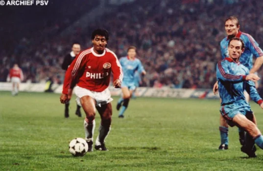 06/11/1988- O primeiro gol de Romário. Em partida válida pelo campeonato holandês, o PSV venceu o Roda JC por 1x0, justamente com gol do "baixo".  Foto: arquivo PSV