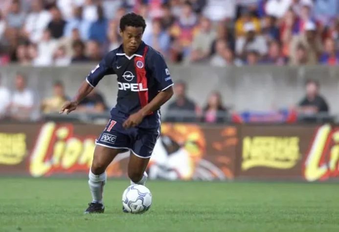 14/10/2001- O gaúcho que encantou o mundo. Ronaldinho saiu do banco e cobrou pênalti que definiu o empate do PSG por 2x2 contra o Lyon. Foto: Foto: JEAN-LOUP GAUTREAU / AFP