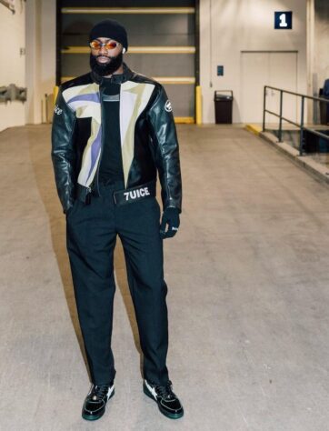 Jaylen Brown - Do Celtics e com um dos maiores contratos da NBA, Jaylen Brown escolheu uma jaqueta de couro com uma pegada mais puxada para o “streetwear”. Quanto a marcas, ornou 7uice x Vanson, um tênis de uma coleção que contou com a participação da mesma marca e uma pasta da Louis Vuitton