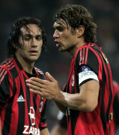 PAOLO MALDINI E ALESSANDRO NESTA - Maldini e Nesta somam 479 jogos juntos, fizeram 14 gols e deram 5 assistências pelo Milan em todas as competições. Além de terem conquistado, juntos, duas Champions League em 2002/03 e 2006/07.