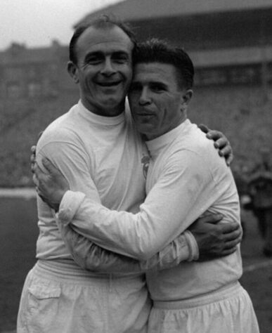 FERENC PUSKÁS E ALFREDO DI STÉFANO - Puskás e Di Stéfano somam 340 gols e duas assistências, juntos, pelo Real Madrid em todas as competições. Além de ter erguido por cinco vezes consecutivas a taça de campeão da Champions League, em 1955/56, 1956/57, 1957/58, 1958/59 e 1959/60. 