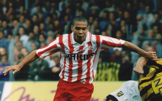 28/08/1994- O primeiro de um fenômeno. Ronaldo estreava pelo PSV, e precisou de apenas 9 minutos para deixar sua marca, um gênio. Foto: AFP