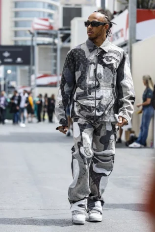 GP do Azerbaijão - Lewis desfilou um conjunto em jeans com patchwork da Louis Vuitton pelo paddock do Azerbaijão.