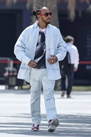 GP do Bahrain - O britânico apostou em um conjunto jeans tie-dye da Tommy Hilfiger sobrepondo uma camisa estampada com o rosto de Martin Luther King.  Hamiltom casou as peças com um óculos Dior e tênis Prada.