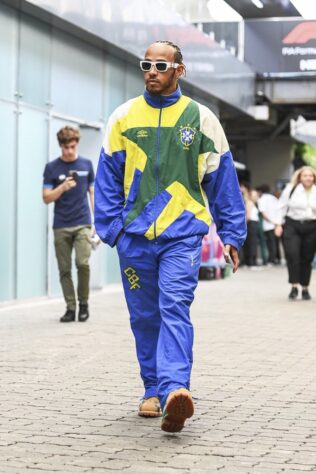 GP de Interlagos - Não podemos deixar de lado os looks do piloto no Brasil. Hamilton exibiu um tracksuit da Umbro, clássico dos anos 90 da Seleção Brasileira.