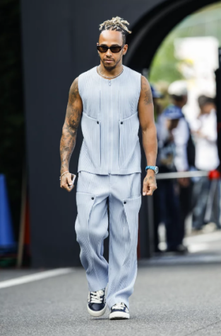 GP do Japão - Aproveitando a passagem pelo Japão, Lewis Hamilton desfilou pelo paddock vestindo um conjunto bem estruturado, desenhado pelo designer japonês Issey Miyake.