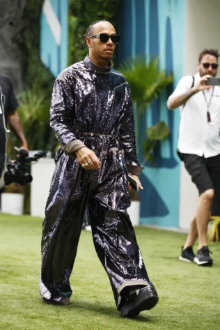 GP de Miami - Sempre apostando em looks extravagantes, Lewis apareceu em Miami com um macacão coberto de paetês exclusivo, feito por Rick Owens.