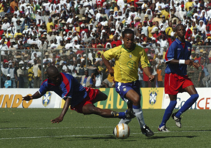 Em 2004, Ronaldinho Gaúcho já era um dos astros da Seleção Brasileira e participou do famoso Jogo da Paz