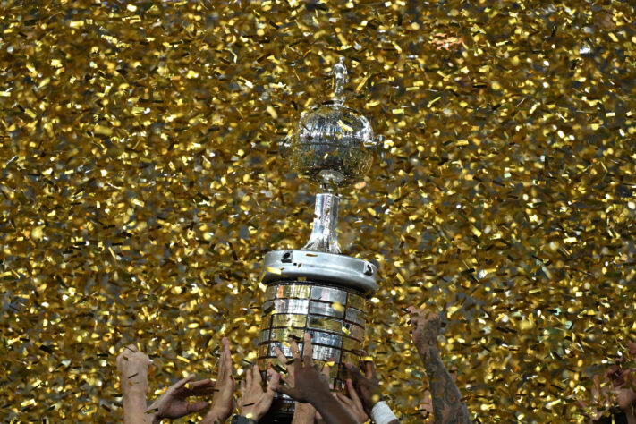 Os 32 clubes começaram a disputa da fase de grupos da Libertadores 2024 a partir desta terça-feira (2). Eles têm seus uniformes fornecidos por 14 marcas diferentes. O domínio do setor é compartilhado por duas empresas: Puma e Adidas, cada uma com seis times no portfólio.