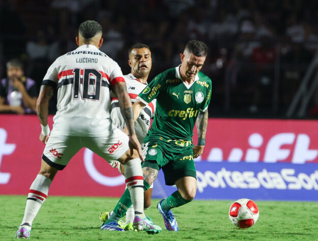 Em confronto no Morumbi, o São Paulo ficou na bronca com a arbitragem do empate em 1 a 1 com o Palmeiras. Ao fim do clássico, o presidente Casares esbravejou contra o técnico Abel Ferreira. O clube proibiu o Verdão de realizar entrevista coletiva na sala prevista, emitiu nota e o rival respondeu. O Alviverde ainda afirmou que tomará providências contra xingamentos xenófobos da diretoria tricolor ao treinador português.