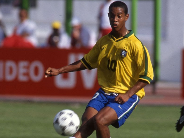 Ronaldinho vestiu a camisa da Seleção Brasileira pela primeira vez no Mundial Sub-17, em 1997, que foi disputado no Egito. Na ocasião, o meia-atacante anotou dois gols